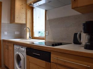 Appartement chaleureux 4 pièces, accès direct aux pistes, proche commerces et services, parking couvert - FR-1-180-178