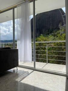 Linda casa con espectacular vista embalse y piedra