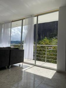 Linda casa con espectacular vista embalse y piedra