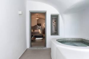 Cave Grand Suite with Outdoor Hot Tub room in Kasimatis by La Perla