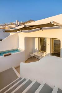 Superior Double Room with Outdoor Hot Tub and Caldera View room in Kasimatis by La Perla
