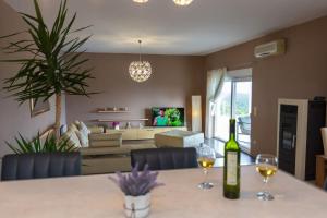 Villa Toni, villa in Imotski, private pool, barbeque, private parking