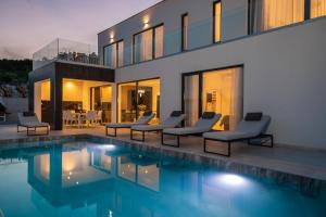 Villa Aristea with sea view, jacuzzi and infinity pool