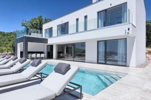 Villa Ultima with sea view, private pool, jacuzzi, gym and sauna 