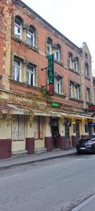 Sweet 16 Apartment in the Party District