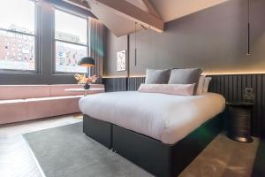King Suite with Walk-In Rain Shower and Sitting Area - Non-Smoking room in Velvet Hotel