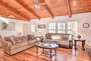 Pet-Friendly Serenity Now Cottage with Deck!