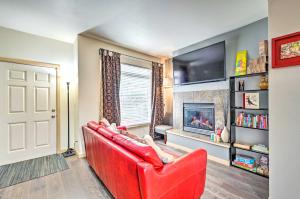 Welcoming Seattle Townhome about 10 Mi to Downtown!