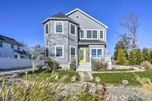 Charming Spring Lake Retreat, 1 Mi to Beach! - 莱克伍德