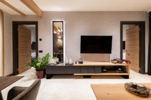 Woodside Residence 325