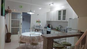 Casa aconchegante com ar condicionado para família em condomínio