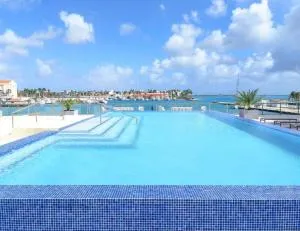 Stylish luxury condo, central location, ocean view, pool, gym - Punto Fijo