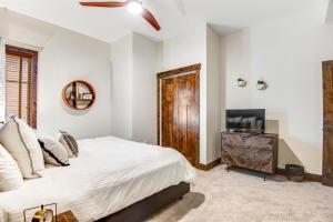 Perfectly Placed 2 Bedroom Vacation Rental In Historic Downtown Breckenridge With Access To Hot Tub And Pool