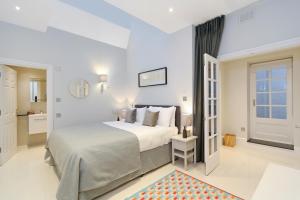 Three-Bedroom Apartment room in Queensgate Court