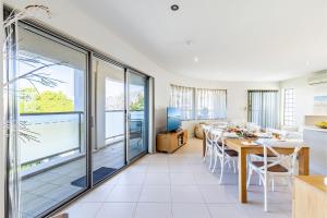 Bay Break, 1 25 Voyager Cl - 50 metres to the waters edge, lift and air conditioning