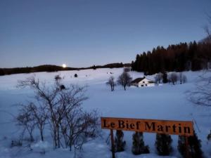 Maison isolée sur piste ski de fond avec cheminée.