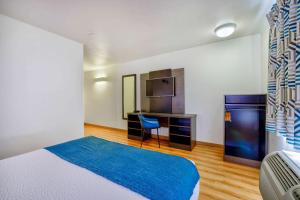 Queen Room - Disability Access room in Motel 6-Duluth MN