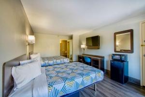 Deluxe Quadruple Room - Non-Smoking room in Motel 6 Birmingham AL - Medical Center