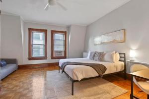 Lovely 4-Bedroom Apt with In-Unit Laundry - Broadway 2