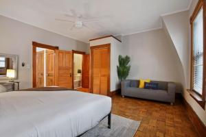 Lovely 4-Bedroom Apt with In-Unit Laundry - Broadway 2