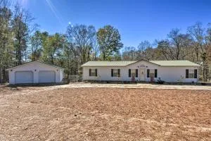 Lovely Lake Hartwell Retreat with Dock and Grill! - Allendale