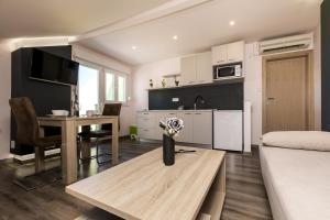 Rooms with a parking space Mali Losinj (Losinj) - 9681