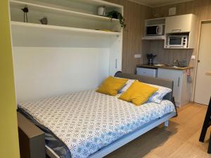 Maisons de vacances Tiny house with 2 electric bikes near sea river, Taden : photos des chambres