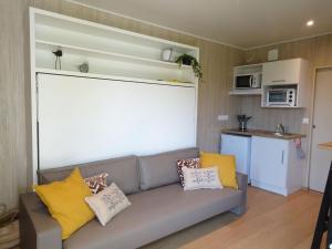 Maisons de vacances Tiny house with 2 electric bikes near sea river, Taden : photos des chambres