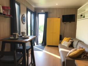 Maisons de vacances Tiny house with 2 electric bikes near sea river, Taden : photos des chambres