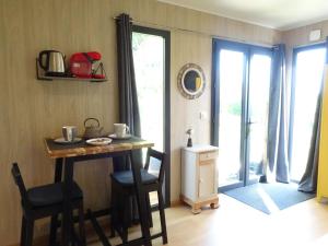 Maisons de vacances Tiny house with 2 electric bikes near sea river, Taden : photos des chambres