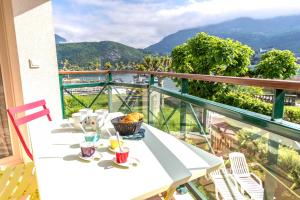 Appartements La Baie des Voiles, FEET IN THE CRYSTAL WATERS, 12 Apts from studio to Duplex, LLA Selections by Location lac Annecy : photos des chambres