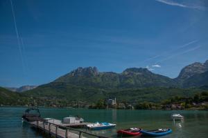 Appartements La Baie des Voiles, FEET IN THE CRYSTAL WATERS, 12 Apts from studio to Duplex, LLA Selections by Location lac Annecy : photos des chambres