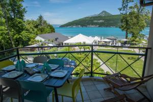 Appartements La Baie des Voiles, FEET IN THE CRYSTAL WATERS, 12 Apts from studio to Duplex, LLA Selections by Location lac Annecy : photos des chambres