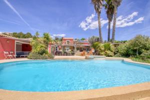 Beautiful house with pool and garden