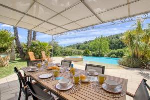 Maisons de vacances Beautiful house with pool and garden : photos des chambres