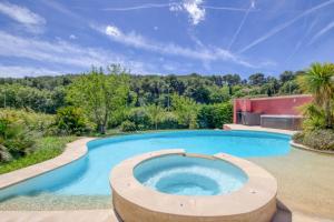 Maisons de vacances Beautiful house with pool and garden : photos des chambres