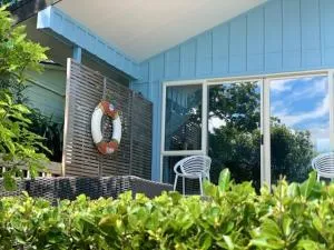 Jellicoe Views - Surfdale Holiday Home - Te Whau Bay