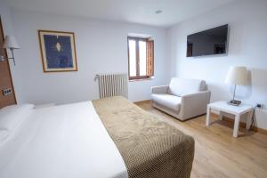 Triple Room with View room in Hospederia Seminario Conciliar de San Julián