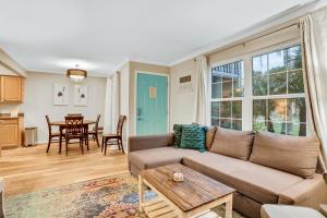 Colorful condo wshared pool, free WiFi, central AC - blocks from the beach