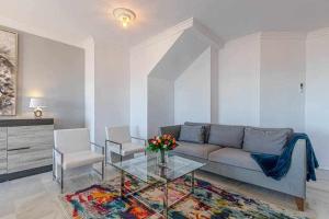 797 Holiday Rentals -Lujoso Atico duplex en el centro de Benalmadena