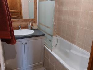 Appartements Charmant T3 avec balcon, proche des pistes, animaux admis - FR-1-516-189 : photos des chambres