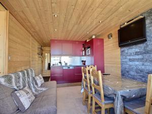 Appartement rénové proche des pistes avec balcon et parking - FR-1-455-70