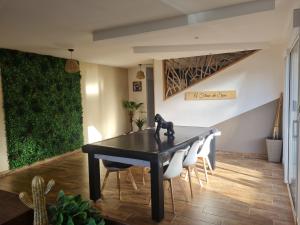 A Fleur de Spa : Maison chaleureuse avec spa privatif et billard.