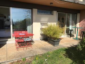 Sejours chez l'habitant Chez Isa, espace prive, 1ou 2 chambres, terrasse et jardin, entree autonome, sdb et mini cuisine partagees entre les 2 chambres : photos des chambres