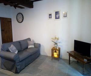 Maisons de vacances Rustic Gites - sleeps 10 with private pool near Chef Boutonne : photos des chambres