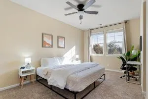 High End Midtown Home With Fireplace And Ensuite Baths - Reno