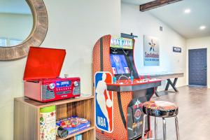 San Antonio Home w Hot Tub & Arcade Games!