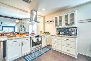 San Antonio Home w Hot Tub & Arcade Games!