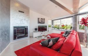 Nice Home In Galizana 