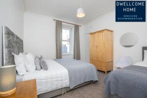 Free Parking Outside LEZ Zone - Dwellcome Home Ltd 3 Double Bedroom Apartment, Fast WIFI, Ideal for Long Term Contractor, etc Stays, Regular Housekeeping Option - See Our Site for Assurance